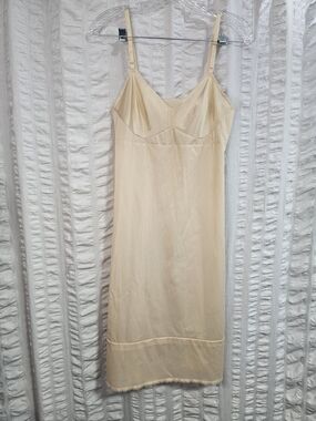 Vintage 1970s Vanity Fair Size 34 Slip Adjustable Straps Nylon w/ Lace Trim